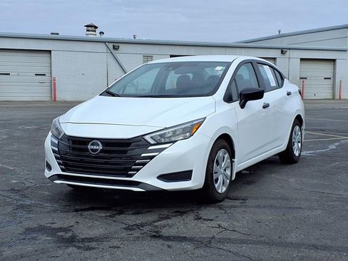 Used 2025 Nissan Versa S w/ Trunk Package image 2