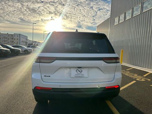 Used 2024 Jeep Grand Cherokee Altitude image 6