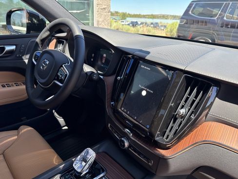 Certified 2025 Volvo XC60 B5 Ultra w/ Protection Package Premier image 17