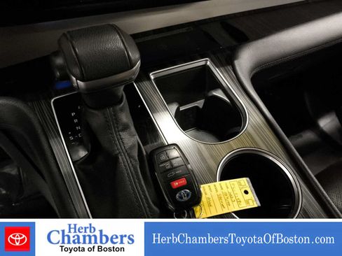 Used 2023 Toyota Sienna Platinum AWD/4WD image 13