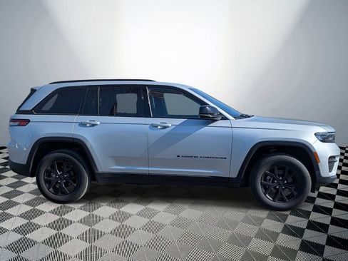 Used 2025 Jeep Grand Cherokee Altitude AWD/4WD image 6