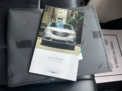 Used 2014 Chrysler Town & Country Touring image 30