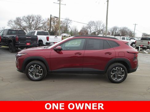 Used 2025 Chevrolet Trax LT image 9