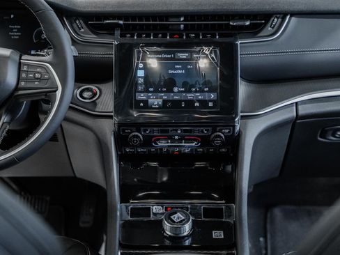 New 2025 Jeep Grand Cherokee Altitude image 20