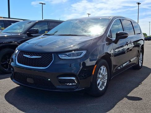 Used 2024 Chrysler Pacifica Touring-L FWD image 3