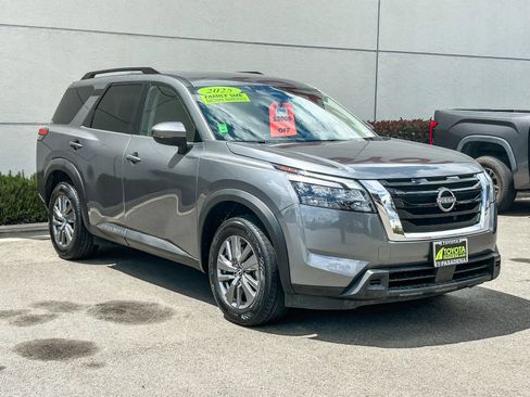 Used 2025 Nissan Pathfinder SV FWD image 3