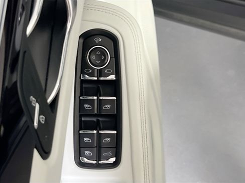 Used 2023 Porsche Macan image 18