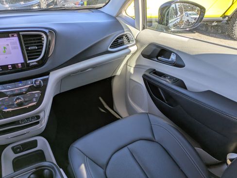 Used 2024 Chrysler Pacifica Touring-L image 16