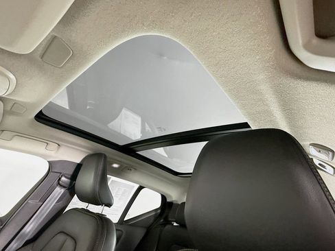 Used 2025 Volvo XC40 B5 Plus image 23