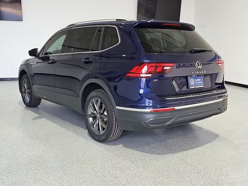 Certified 2024 Volkswagen Tiguan SE w/ Panoramic Sunroof Package FWD image 2