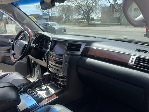 Used 2013 Lexus LX 570 4WD w/ Luxury Pkg image 42