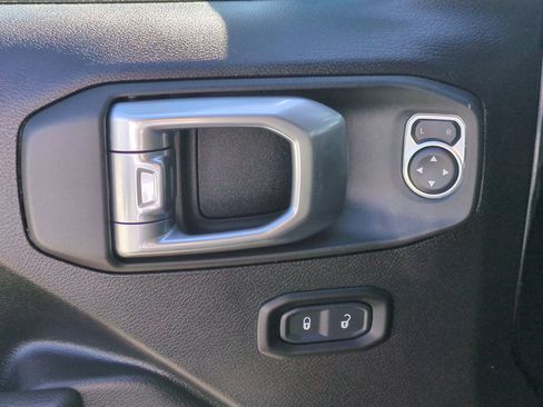 Used 2024 Jeep Wrangler Unlimited AWD/4WD image 15