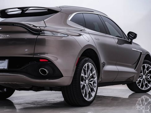 Used 2023 Aston Martin DBX image 10