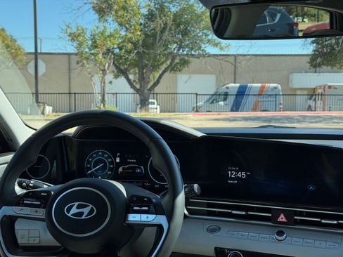 Used 2025 Hyundai Elantra Limited image 35