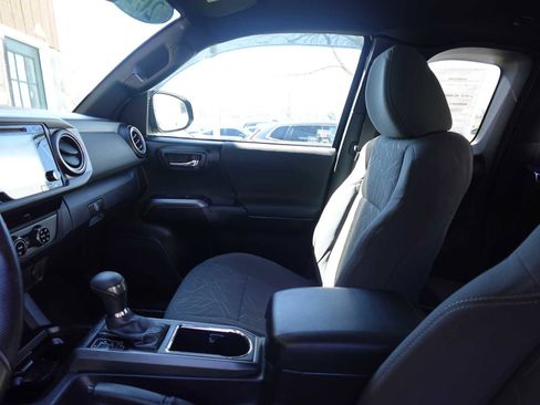 Used 2017 Toyota Tacoma TRD Sport w/ Tow Package (A/T) image 13