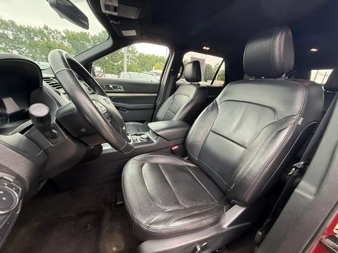 Used 2018 Ford Explorer XLT w/ Equipment Group 202A AWD/4WD image 14
