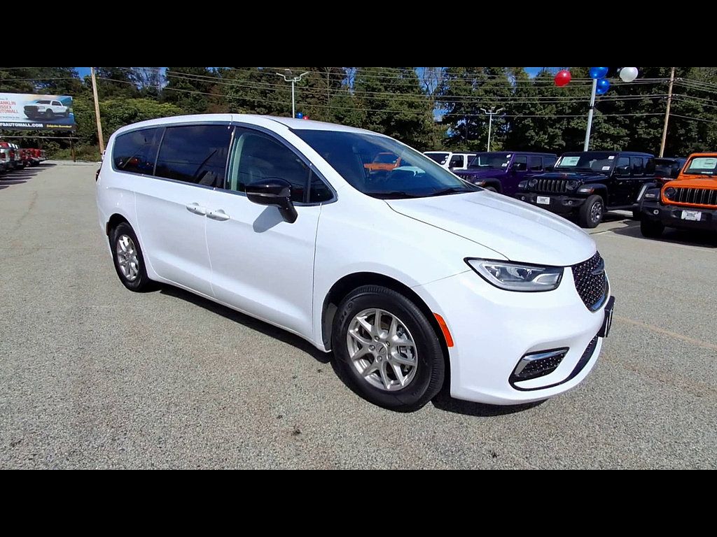 Used 2024 Chrysler Pacifica Touring-L FWD image 2