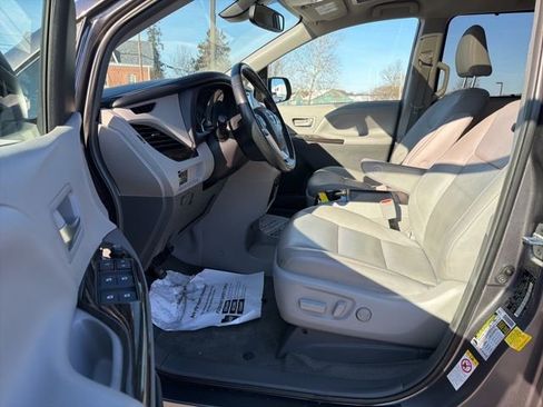 Used 2019 Toyota Sienna XLE image 13