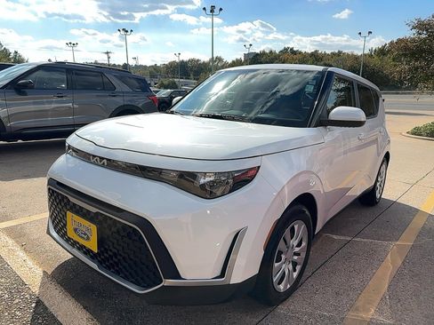 Used 2023 Kia Soul LX image 3