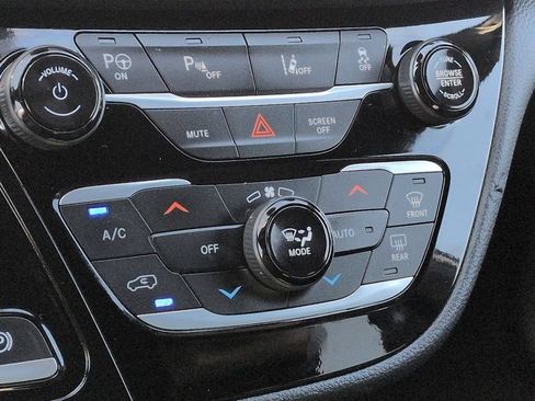 Used 2024 Chrysler Pacifica Limited FWD image 21