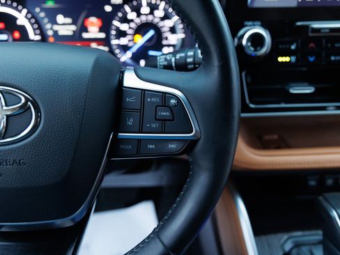 Used 2021 Toyota Highlander Platinum image 21