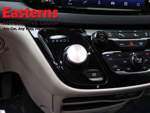 Used 2024 Chrysler Pacifica Touring-L FWD image 13