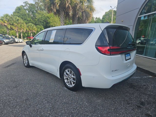 Used 2024 Chrysler Pacifica Touring-L FWD image 3