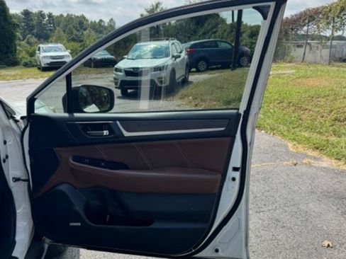 Used 2019 Subaru Outback 3.6R Touring w/ Popular Package #3A AWD/4WD image 12