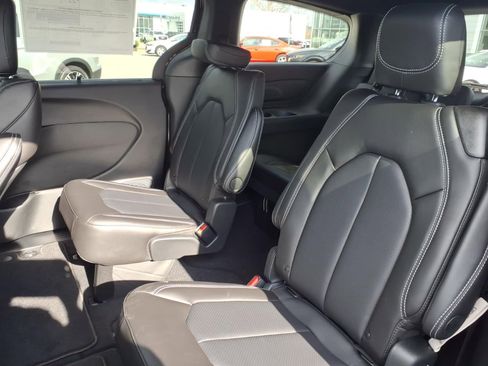 New 2026 Chrysler Pacifica Select image 16
