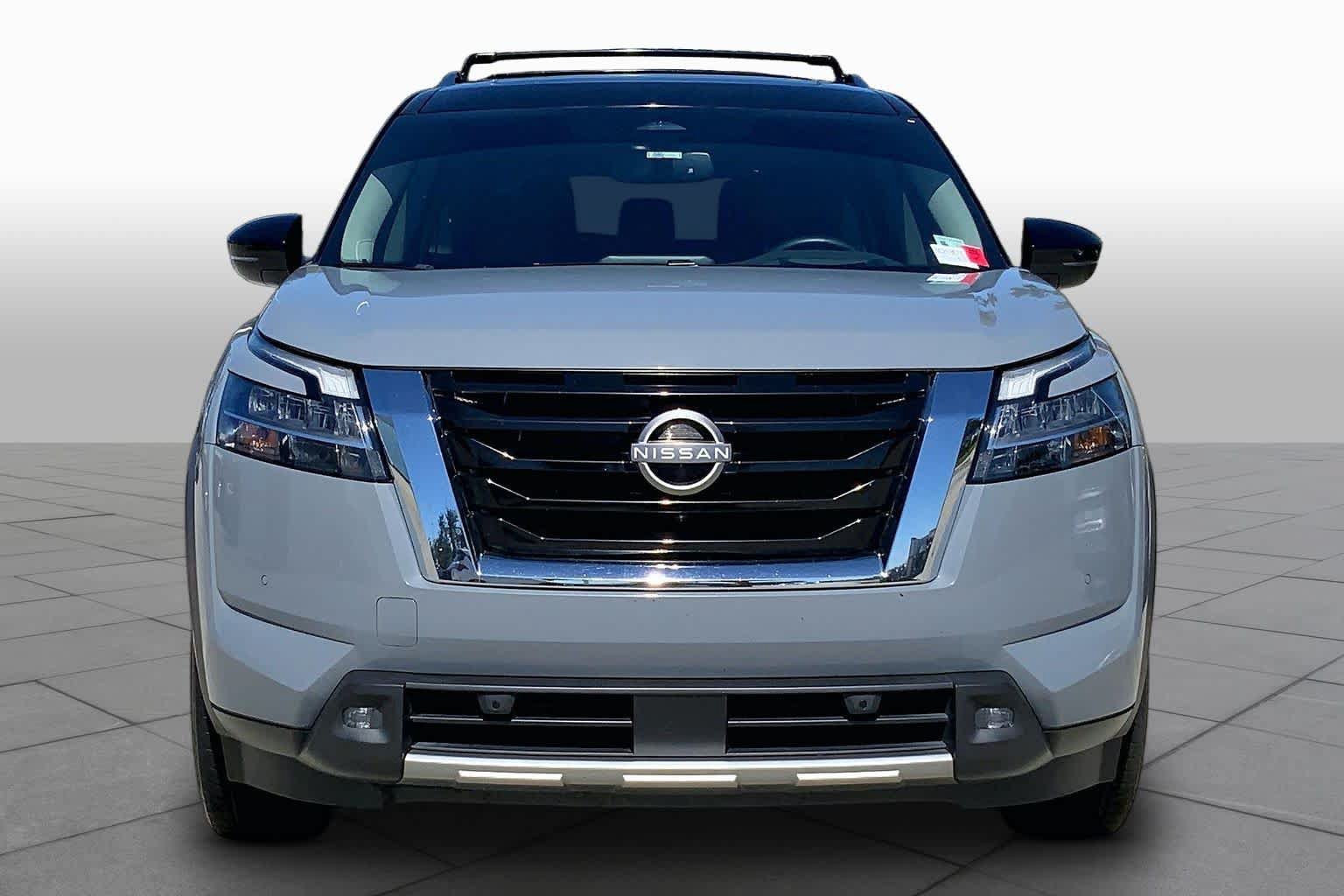 Used 2022 Nissan Pathfinder Platinum w/ Lighting Package (N93) FWD image 4