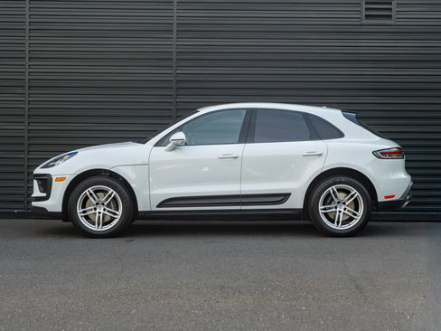 Certified 2022 Porsche Macan AWD/4WD image 2