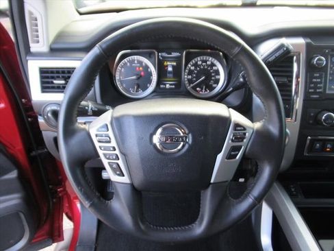 Used 2018 Nissan Titan SV w/ SV Convenience Package image 19
