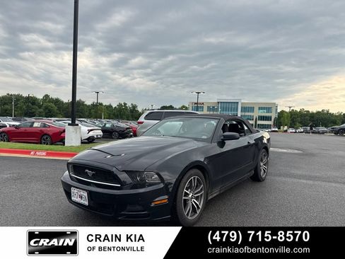 Used 2013 Ford Mustang Convertible RWD image 2