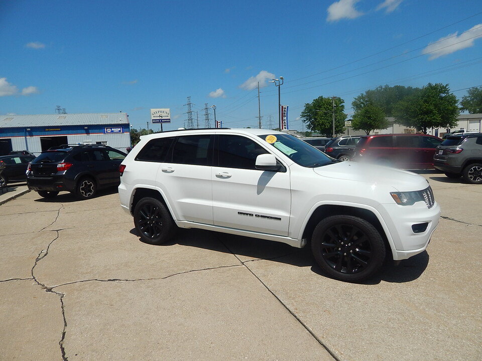 Used 2018 Jeep Grand Cherokee Altitude AWD/4WD image 4