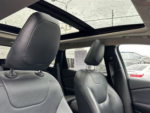 Used 2015 Jeep Cherokee Latitude w/ Comfort/Convenience Group image 18