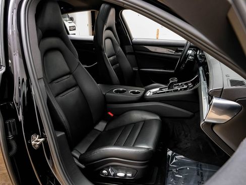 Used 2017 Porsche Panamera 4 image 32