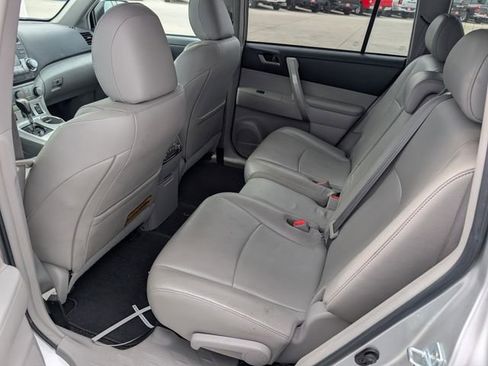 Used 2012 Toyota Highlander SE w/ Tow Pkg FWD image 12