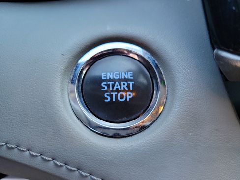 Used 2022 Toyota Highlander XLE FWD image 19