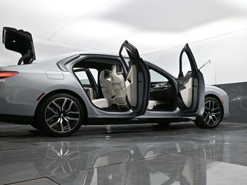 Used 2024 BMW 760i xDrive w/ Premium Package 2 image 37