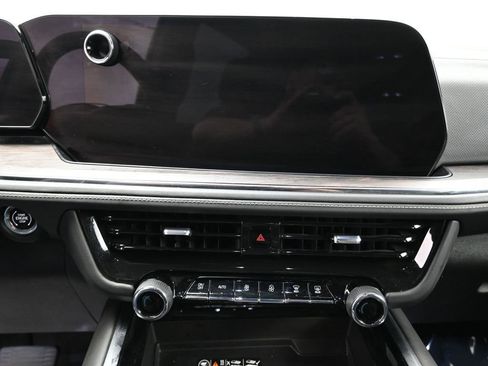 Used 2025 Chevrolet Suburban Premier image 9