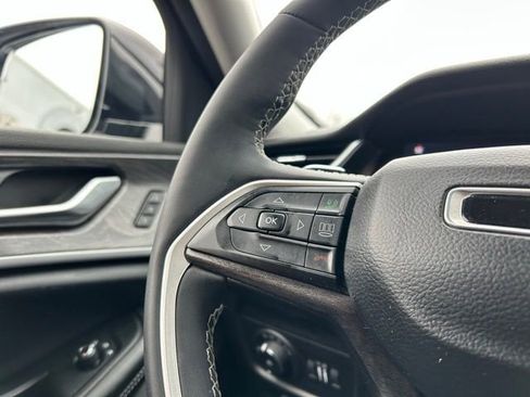 Used 2023 Jeep Grand Cherokee Limited w/ Luxury Tech Group II image 38