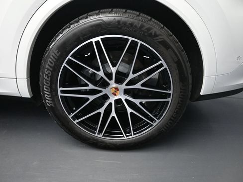 Certified 2025 Porsche Cayenne E-Hybrid w/ Premium Package Plus AWD/4WD image 12