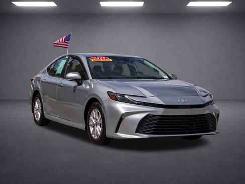 Used 2025 Toyota Camry LE image 3