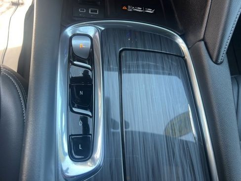 Used 2023 Buick Enclave Essence image 33