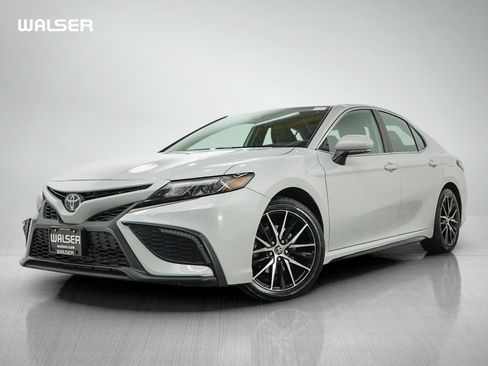 Used 2022 Toyota Camry SE FWD image 1