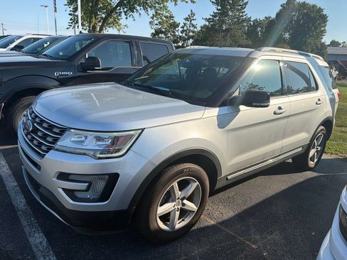 Used 2017 Ford Explorer XLT AWD/4WD image 2
