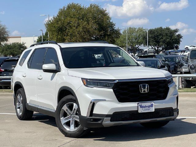 Used 2025 Honda Pilot Touring image 2