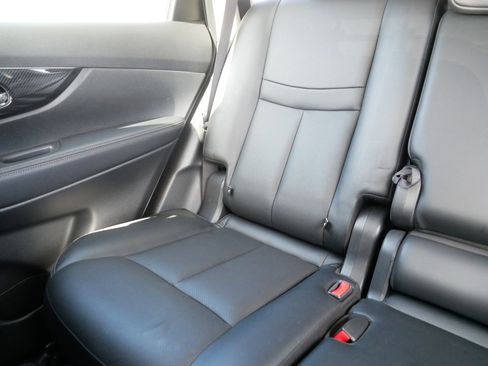 Used 2018 Nissan Rogue SL w/ Premium Package image 12