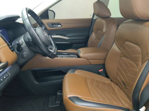Used 2022 Nissan Pathfinder Platinum w/ Cargo Package FWD image 17