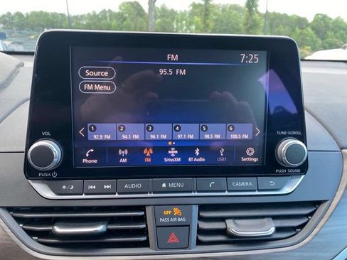 Used 2023 Nissan Altima 2.5 SV FWD image 13